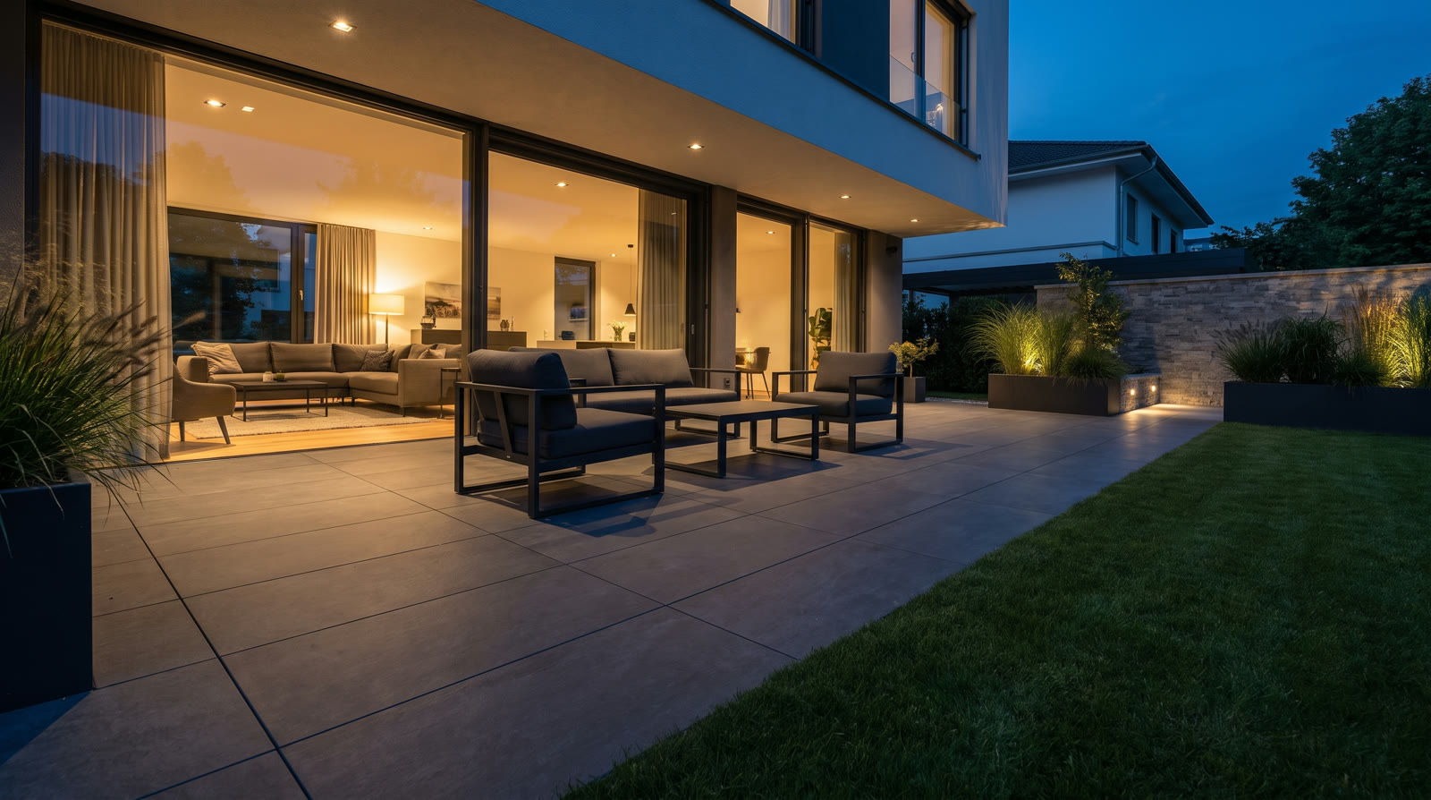 Terrasse in Großformat-Keramik — Beispiel-Visualisierung